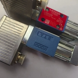 Van Servo MOOG D633
